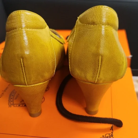 Women's Pointed Toe Leather Pumps - Picture 7 of 14